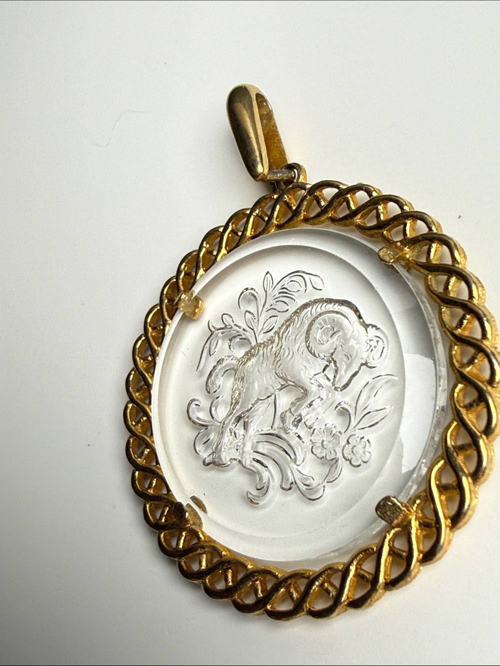 ⭐️ Vintage Crown Trifari Gold-Tone Ram Intaglio Pendant Necklace charm stunning - Picture 6 of 11